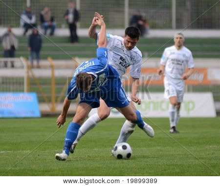 KAPOSVÁR, Hungria - 16 de abril: Patrik Tischler (em azul) em ação em um Championsh Nacional Húngaro