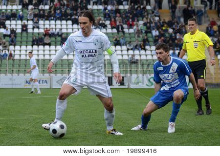 KAPOSVÁR, Hungria - 16 de abril: Lorant Olah (em branco) em ação em um Campeonato Nacional Húngaro 