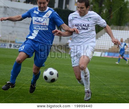 KAPOSVÁR, Hungria - 16 de abril: Boris Gujic (R) em ação em um futebol Campeonato Nacional Húngaro 