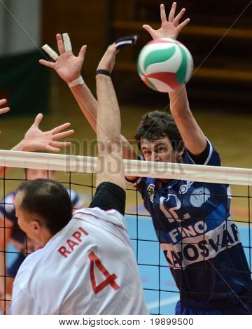 KAPOSVAR, Macaristan - 15 Nisan: Engeller Balazs Bagics (R) Macar ulusal şampiyonluk Top