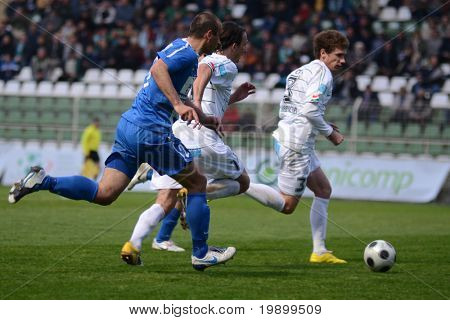 KAPOSVÁR, Hungria - 16 de abril: Lorant Olah (C) em ação em um futebol Campeonato Nacional Húngaro 