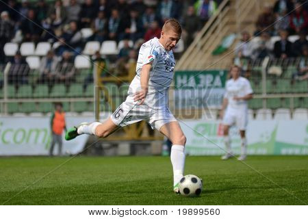 KAPOSVÁR, Hungria - 16 de abril: Peter Mate em ação em um jogo de futebol do Campeonato Nacional Húngaro 
