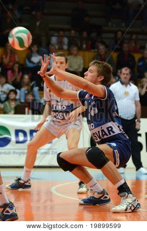 KAPOSVAR, Ungheria - 15 aprile: Roland Gergye (in blu) posti la palla a un campionato nazionale ungherese