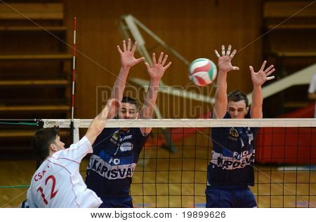 KAPOSVAR, Hongrie - 15 avril : Bernat Csala (L) frappe la balle lors d'un Championnat National Hongrois