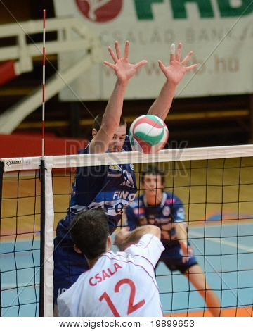 KAPOSVAR, Hongrie - 15 avril : Bernat Csala (12) frappe la balle à un Championshi National Hongrois