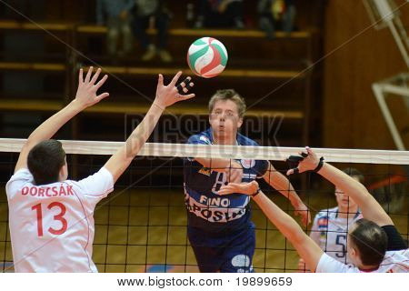 KAPOSVAR, Ungheria - 15 aprile: Roland Gergye (in blu) colpisce la palla in un campione nazionale ungherese