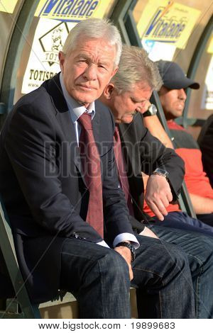 KAPOSVAR ฮังการี - 27 เมษายน: Gyorgy Mezei (L) beVideoton พี่เลี้ยงก่อน s เป็นคัพที่ประเทศฮังการี
