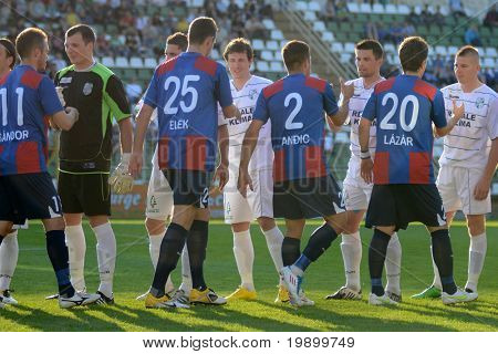 KAPOSVAR ฮังการี - 27 เมษายน: คู่แข่งจับมือก่อนเกมฟุตบอลถ้วยประเทศฮังการีค่ะ
