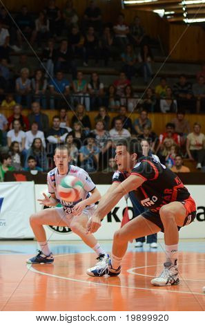KAPOSVÁR, Maďarsko - 26. dubna: Akos Hoboth (v černém) dostává míč v Maďarské národní Champ
