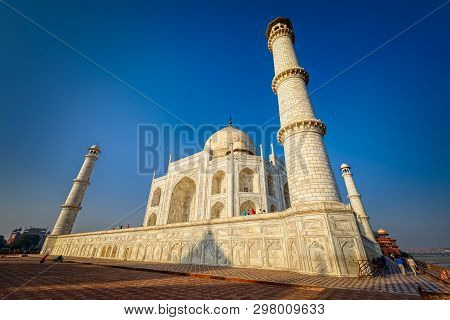Agra, India - March 5 2018: Sighteseeing, Exploring And Admiring Famous The Taj Mahal In A Wide Shot