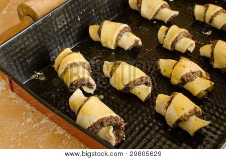 オーブンに調理された生 Rugelach (ユダヤ人のペストリー)