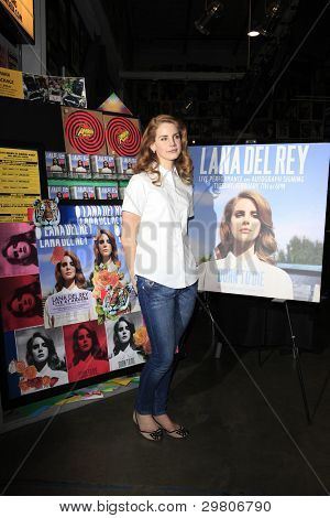 LOS ANGELES, CA - helmikuu 7: Lana Del Rey suorituskyky ja CD hänen albumi 'Syntynyt kuolla' allekirjoitettavaksi