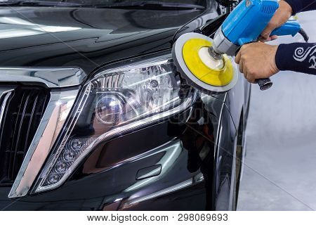 Big Headlight Cleaning With Power Buffer Machine At Service Station ,before Cleaning