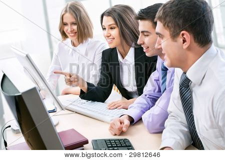 ธุรกิจกลุ่มคนทำงานในคอมพิวเตอร์ในสำนักงาน