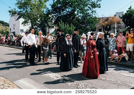 Pont-aven, France - August 5, 2018: Festival Of Gorse Flowers, A Traditional Parade With Celtic Circ