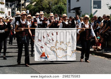 Pont-aven, France - August 5, 2018: Festival Of Gorse Flowers, A Traditional Parade With Celtic Circ