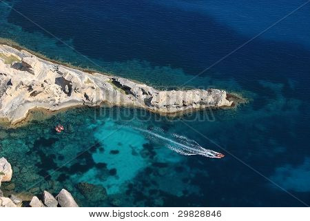 Eau turquoise dans l'île d'Ibiza (Atlantis Beach)