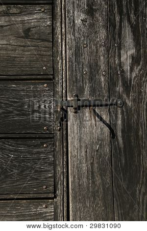Krok spärren på en gammal kolonial gård dörr