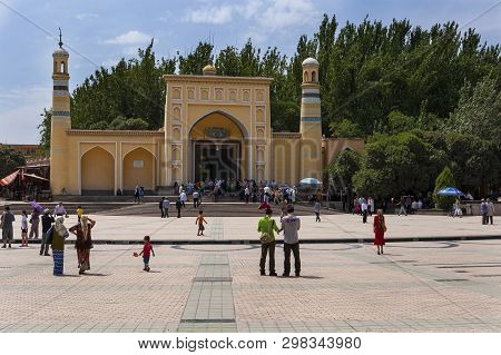 Kashgar, Xinjiang, China - August 14, 2012: The Id Kah Mosque In The City Of Kashgar, Xinjiang, Chin