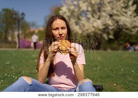 Successful Business Woman Eating Fast Food Burger Cheesburger Enjoys Her Leisure Free Time In A Park