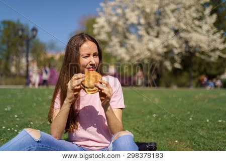Successful Business Woman Eating Fast Food Burger Cheesburger Enjoys Her Leisure Free Time In A Park