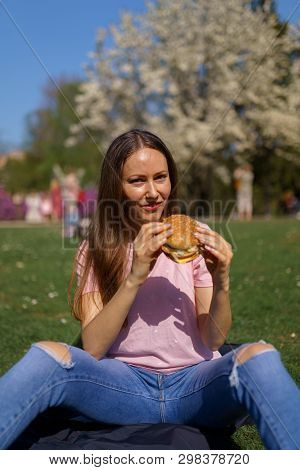 Successful Business Woman Eating Fast Food Burger Cheesburger Enjoys Her Leisure Free Time In A Park