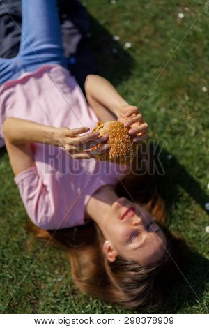 Successful Business Woman Eating Fast Food Burger Cheesburger Enjoys Her Leisure Free Time In A Park