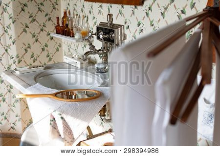 Radun Castle, Czech Republic, 7 April 2019 - Beautiful Retro And Old Renovated Bathroom From The Cas