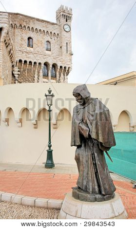 Socha mnich v paláci Monte Carlo v Monaku