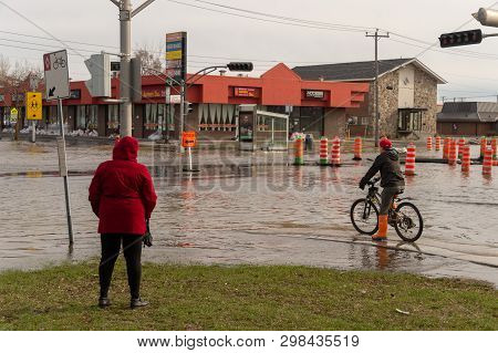 Pierrefonds-roxboro, Quebec, Canada - 29 April 2019: People Looking At A Submerged Street During Spr