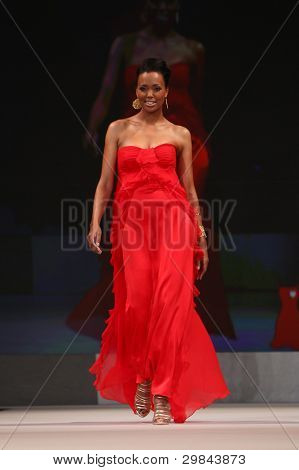 NEW YORK - helmikuu 8: Aisha Tyler jalassaan Badgley Mischka sydän totuuden Red Dress Collection 2