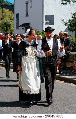 Pont-aven, France - August 5, 2018: Festival Of Gorse Flowers, A Traditional Parade With Celtic Circ