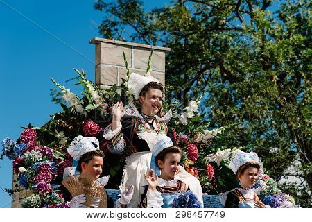Pont-aven, France - August 5, 2018: Festival Of Gorse Flowers, A Traditional Parade With Celtic Circ