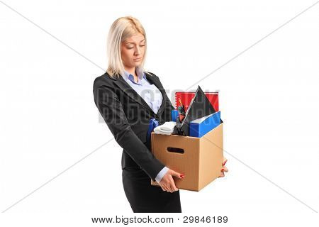 ein gefeuerter geschäftsfrau in einem Anzug tragen eine Schachtel mit persönlichen Elemente isoliert auf weißem Hintergrund