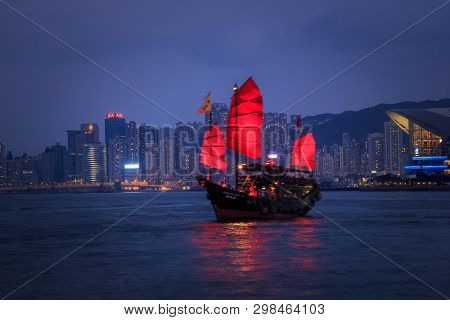Harbour Discovery Cruise, Hong Kong - September 2018 : Aqua Luna Name Of Traditional Red-sail Chines