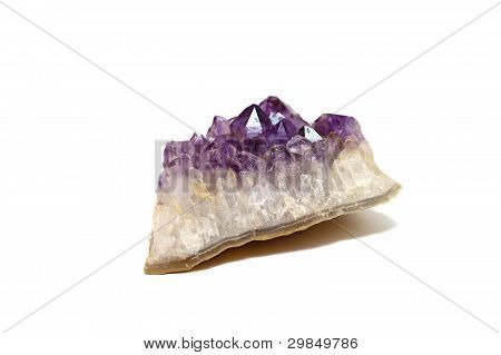 Ametisti Crystal valkoisella pohjalla