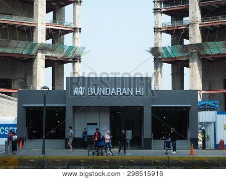 Jakarta, Indonesia - April 7, 2019: Some People Doing Activities At The Entrance Gate Of Bundaran Hi