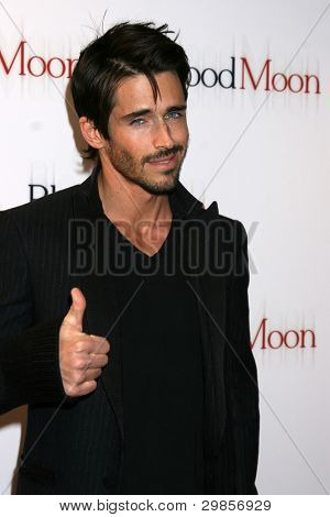 LOS ANGELES - FEB 9: Brandon Beemer přijíždí na 