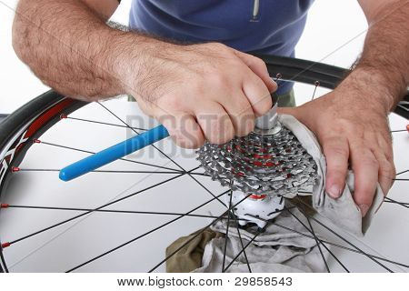 cycliste/biker en prenant soin de sa moto