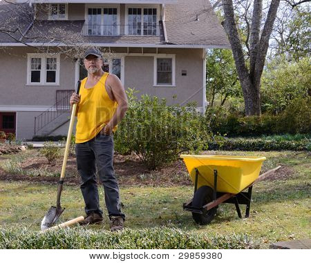 landscaper tager en pause i en græsplæne.