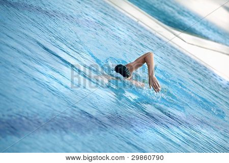 Schwimmer, die Atmung während Freistil im Schwimmbad