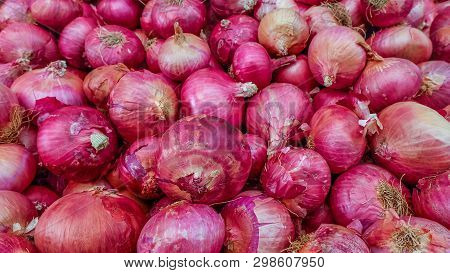 The New Harvest Onions Bombay (loose) At Local Farm Market, Fresh Onions Bombay (loose). Onions Bomb