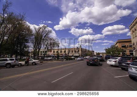 Prescott, Arizona, Usa 04/22/2019 Gurley Street In Front Of The Courthouse Square On A Sunny Spring 