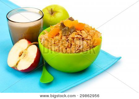 leckere Cornflakes in grüner Schale, Äpfel und Glas Milch, isoliert auf weiss