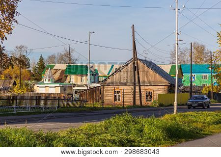 Milkovo, Kamchatka, Russia- 27 September 2014: View Of The Old Wooden Hose In Milkovo. Town In The C