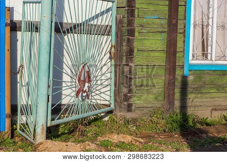 Milkovo, Kamchatka, Russia- 27 September 2014: View Of The Old Wooden Hose With A Gate Decorated Wit