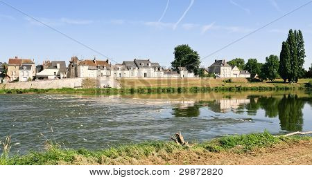 Riverside provinční městečko Amboise na břehu řeky Loiry, Francie