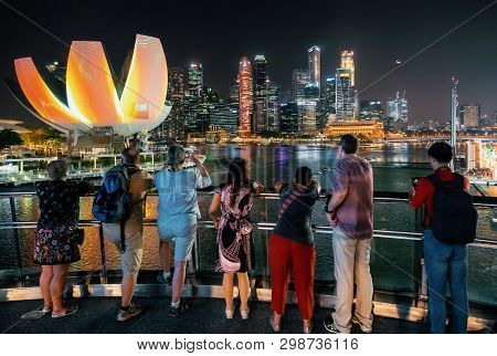Singapore,singapore May 7 2016 : People Watch And Take Pictures Illumintaed Cityscape With Modern Bu