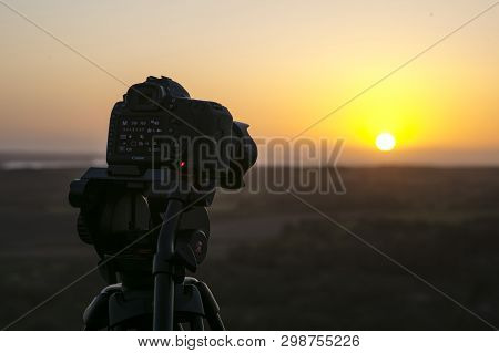 Canon 5d Digital Slr Camera Taking A Sunrise Timelapse, Corfe Castle, Dorset, Uk - 29th April 2018