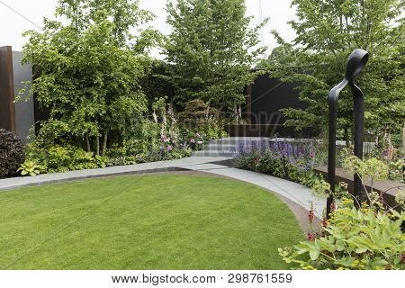 The Chelsea Barracks Garden By Jo Thompson, Rhs Chelsea Flower Show 2016, Chelsea, London, Uk - May 
